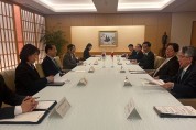 통일부장관, 일본 외무상·관방장관에 협의 채널 제안